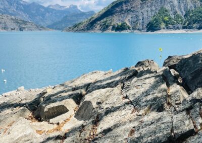 Entre lacs et montagnes dans les Hautes-Alpes - Lac de Serre-Ponçon ©yenbui.fr