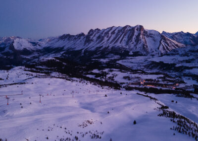 Premières lueurs du lever du jour sur les sommets du massif du Dévoluy, prises au drone depuis le domaine skiable un matin de décembre en 2021