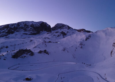 Premières lueurs du lever du jour sur les sommets du massif du Dévoluy, prises au drone depuis le domaine skiable un matin de décembre en 2021