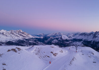 Premières lueurs du lever du jour sur les sommets du massif du Dévoluy, prises au drone depuis le domaine skiable un matin de décembre en 2021
