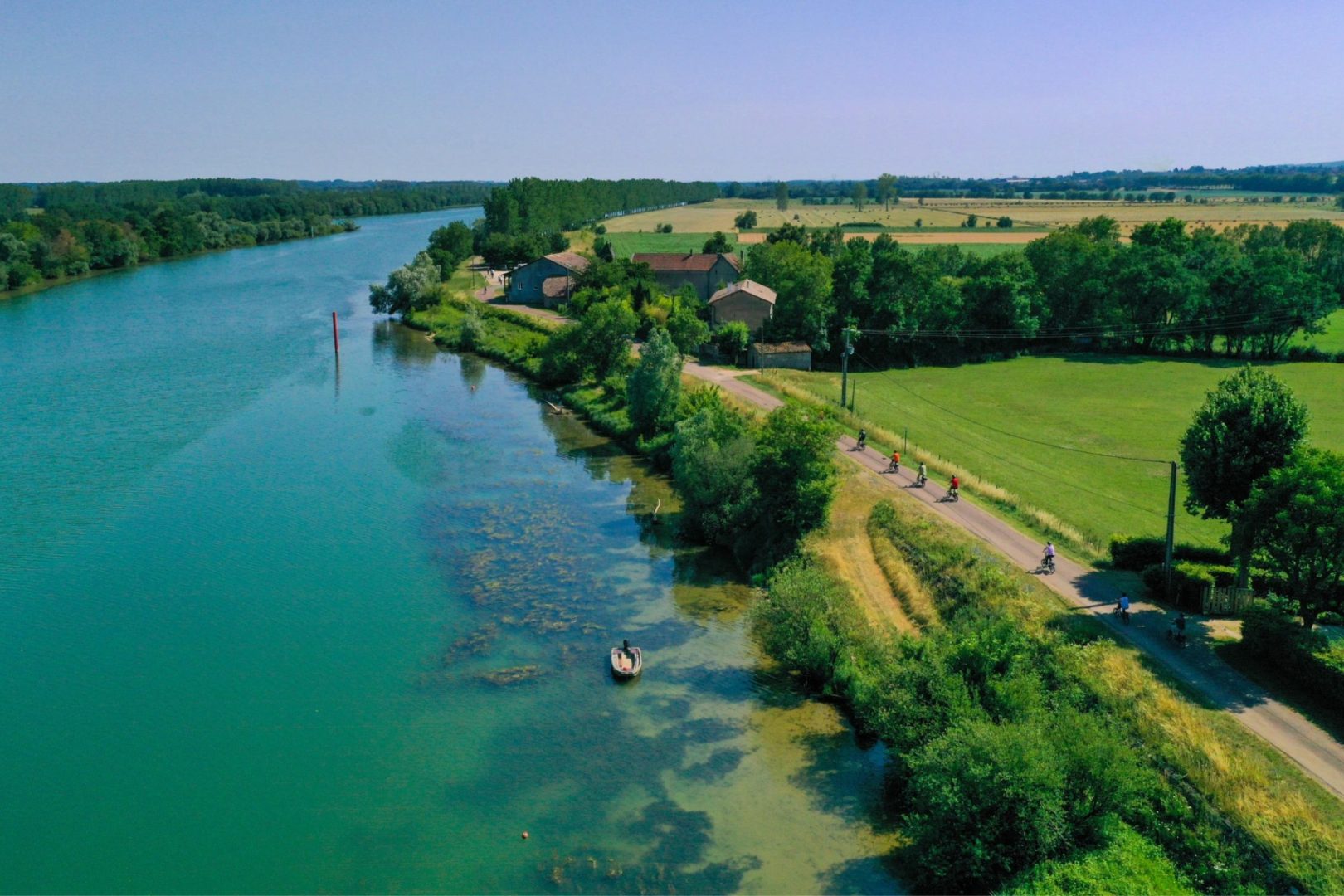 Emmenetonchien.com la plateforme affinitaire du tourisme dog-friendly ©Sophie Morche Partir en vacances avec son chien et lui offrir un accueil de qualité, c'est possible grâce à la plateforme emmenetonchien.com créée par Sophie Morche